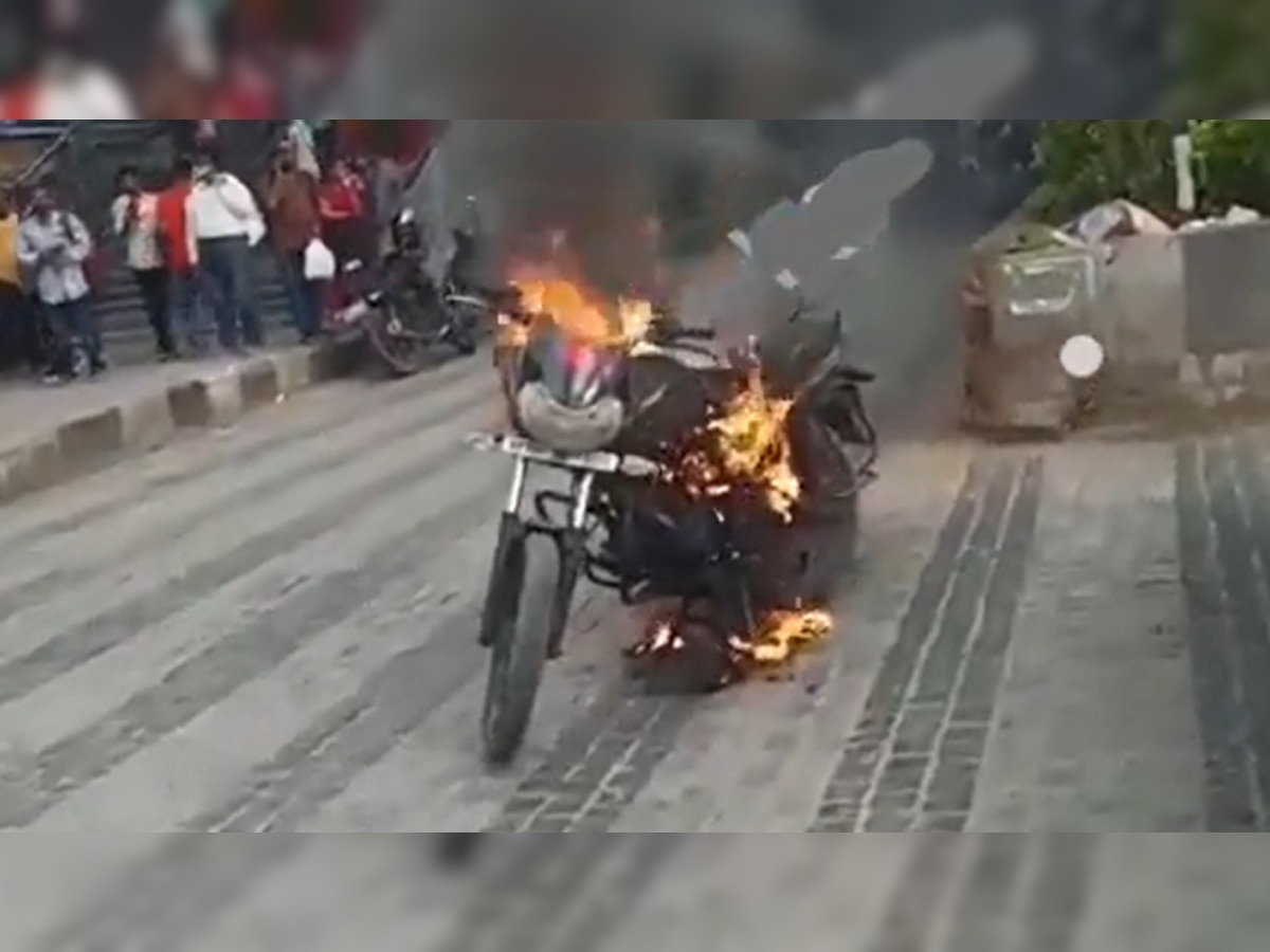 Challan: पुलिस ने काटा चालान तो गुस्साए शख्स ने जला डाली बाइक, देखें वीडियो