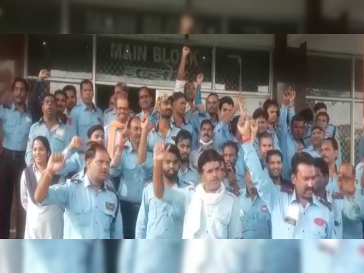 झालावाड़ जिला अस्पताल के सिक्योरिटी गार्ड हड़ताल पर उतरे, व्यवस्थाएं चरमराई