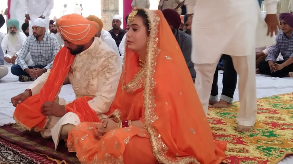 Narinder Kaur Bharaj Marriage AAP media incharge Mandeep Singh see photos  plrh | Narinder Kaur marriage: नरिंदर कौर भराज ने मनदीप सिंह संग रचाई शादी,  देखें खूबसूरत तस्वीरें | Hindi News,