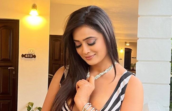 Shweta Tiwari Sadagi Will Stole Your Heart Shares Photos In White And Pink Suit 41 साल की