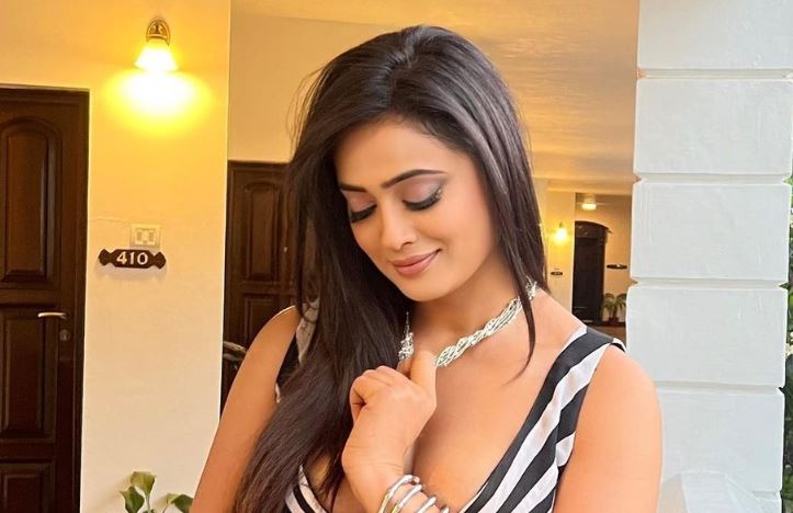 Shweta Tiwari Sadagi Will Stole Your Heart Shares Photos In White And Pink Suit 41 साल की