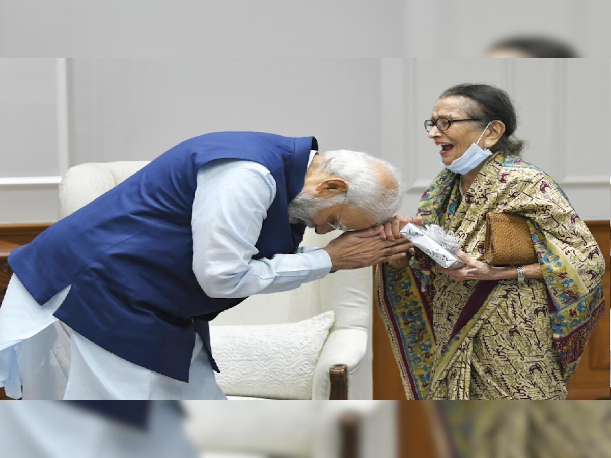 PM Modi Meets Uma Sachdeva: କାହା ସମ୍ମାନରେ ଏମିତି ମୁଣ୍ଡ ନୁଆଁଇଲେ ପ୍ରଧାନମନ୍ତ୍ରୀ ମୋଦି? ଏହି ମହିଳାଙ୍କ ପରିଚୟ ବହୁତ ଖାସ୍