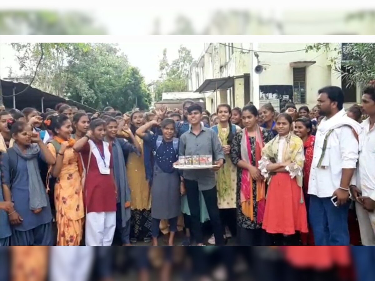 बांसवाड़ा गर्ल्स कॉलेज में गंदे पानी से परेशान छात्राओं ने की नारेबाजी, प्रिंसिपल का किया घेराव