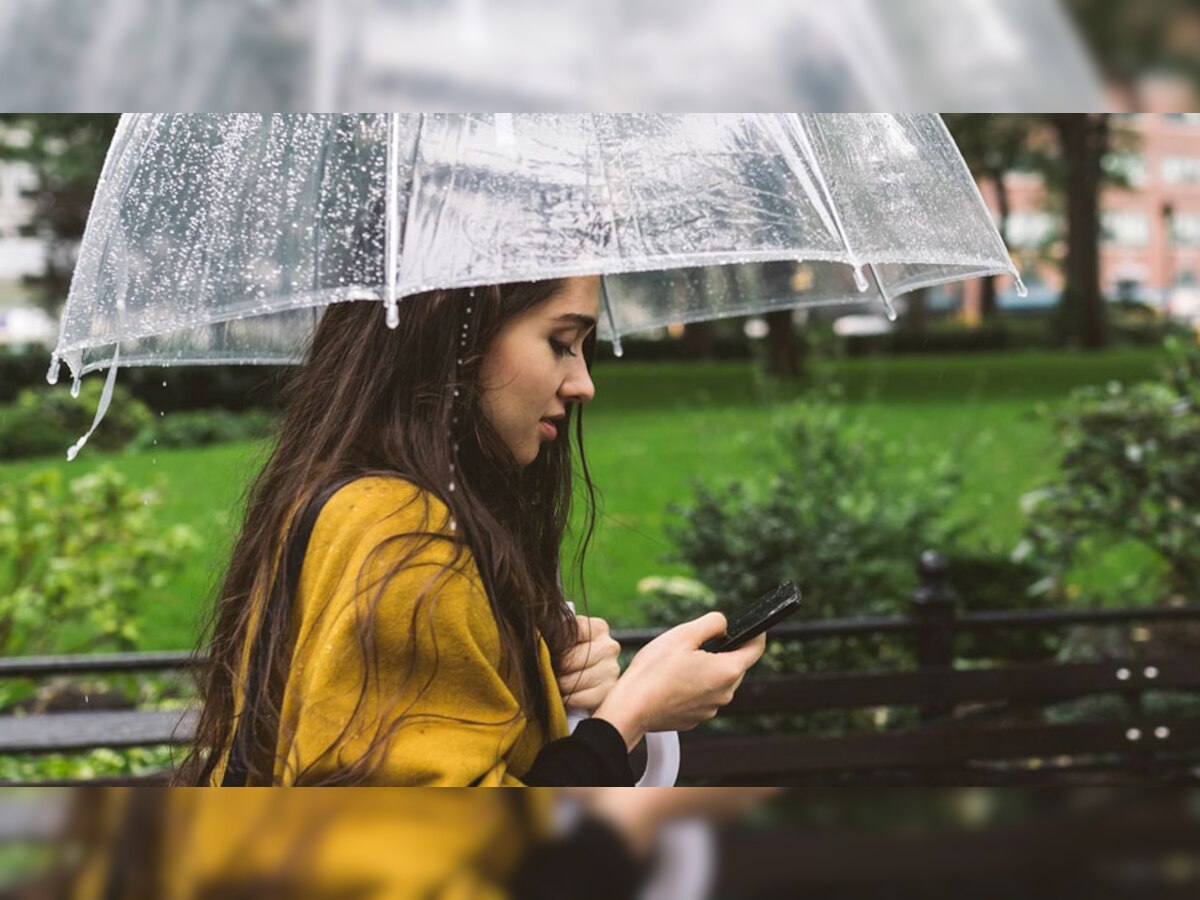 Save Smartphones in Rain: बारिश में भीगकर खराब हो सकता है फोन! वॉटरप्रूफ है या नहीं, ऐसे करें पता