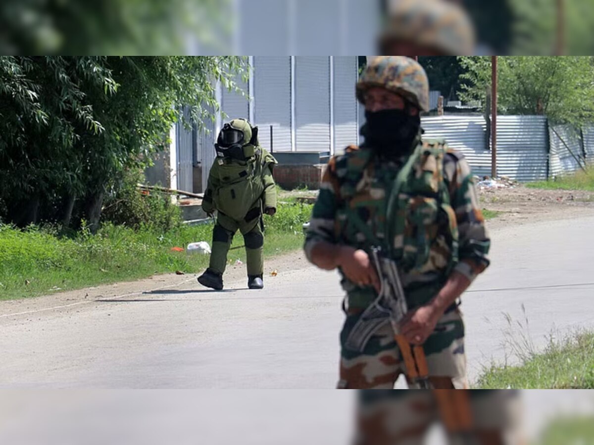 Jammu Kashmir: जम्मू-कश्मीर में बड़ी आतंकी साजिश नाकाम, सुरक्षाबलों ने छापेमारी कर बरामद किया विस्फोटक