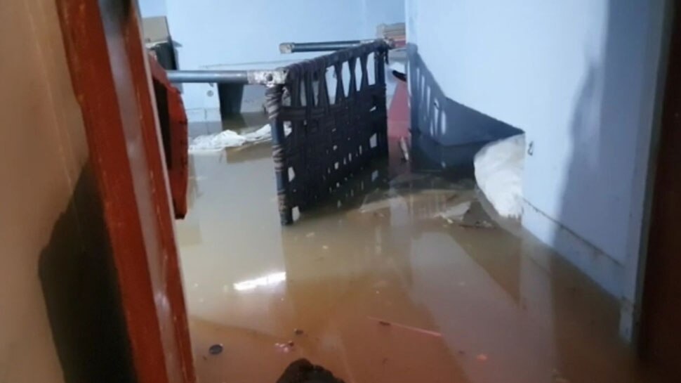 Karauli: करौली में 3 दिन से बारिश बनी आफत, लोगों के घरों में भरा पानी