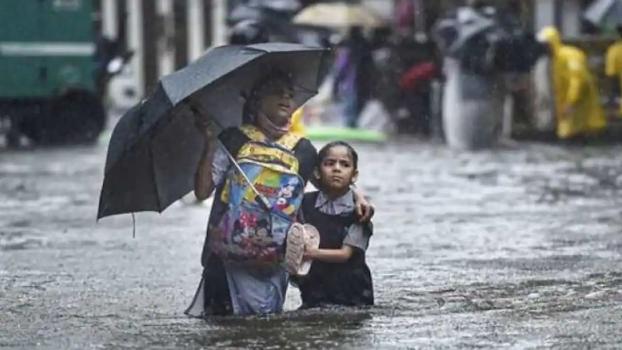 School Closed in UP: भारी बारिश के चलते यूपी के इन जिलों में सोमवार को भी बंद रहेंगे स्कूल