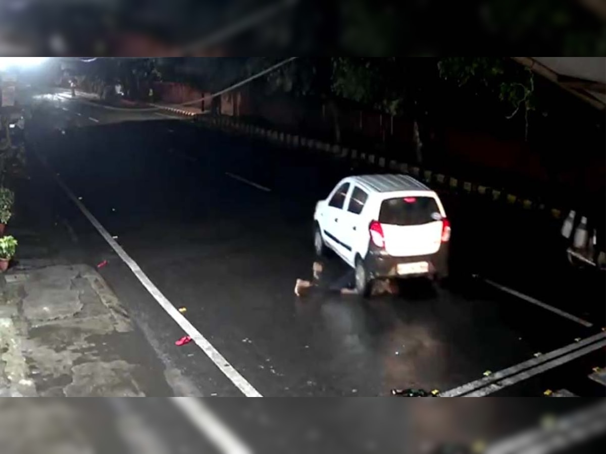 Meerut: युवक को टक्कर मारकर चालक ने चढ़ाई कार, फिर भी बच गया जिंदा;  देखें Video 
