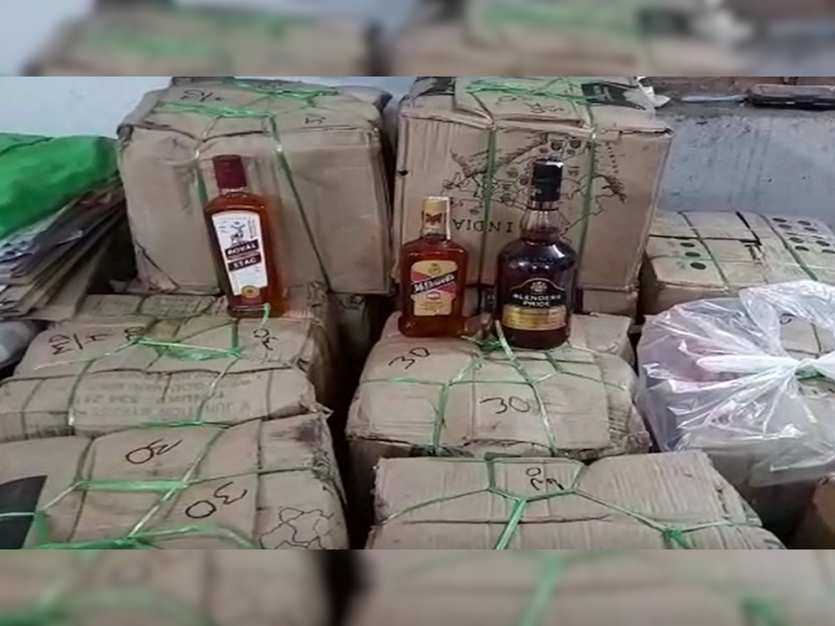 बिहार में लग्जरी गाड़ियों से शराब की हो रही तस्करी, पुलिस ने बरामद की 35 कार्टून शराब