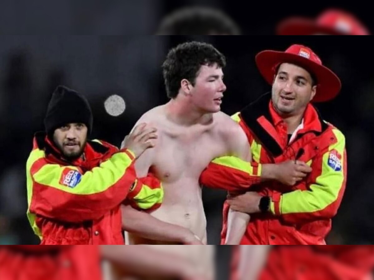 PAK vs NZ: बिना कपड़ों के मैदान में घुसा ये शख्स, पाकिस्तान-न्यूजीलैंड मैच में हुआ बड़ा हंगामा