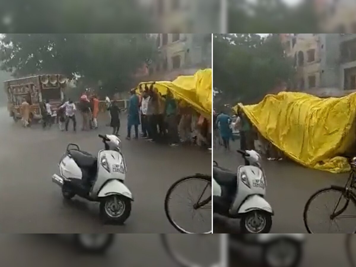 Wedding Video: झमाझम बारिश में निकली बारात, रिश्तेदारों ने सड़क पर भीगते हुए जमकर किया डांस