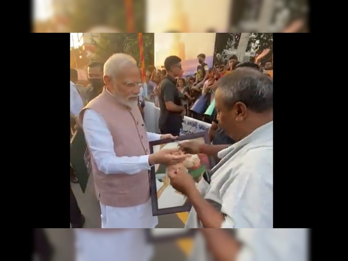 Video: PM मोदी ने इस शख्स के लिए तोड़ा सुरक्षा घेरा, खुद भीड़ के बीच जाकर स्वीकार किया ये खास गिफ्ट