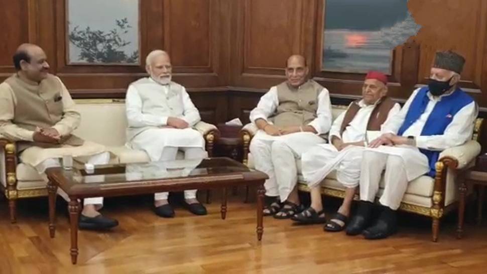 रक्षामंत्री राजनाथ, पीएम मोदी व अन्य नेताओं के साथ नेताजी
