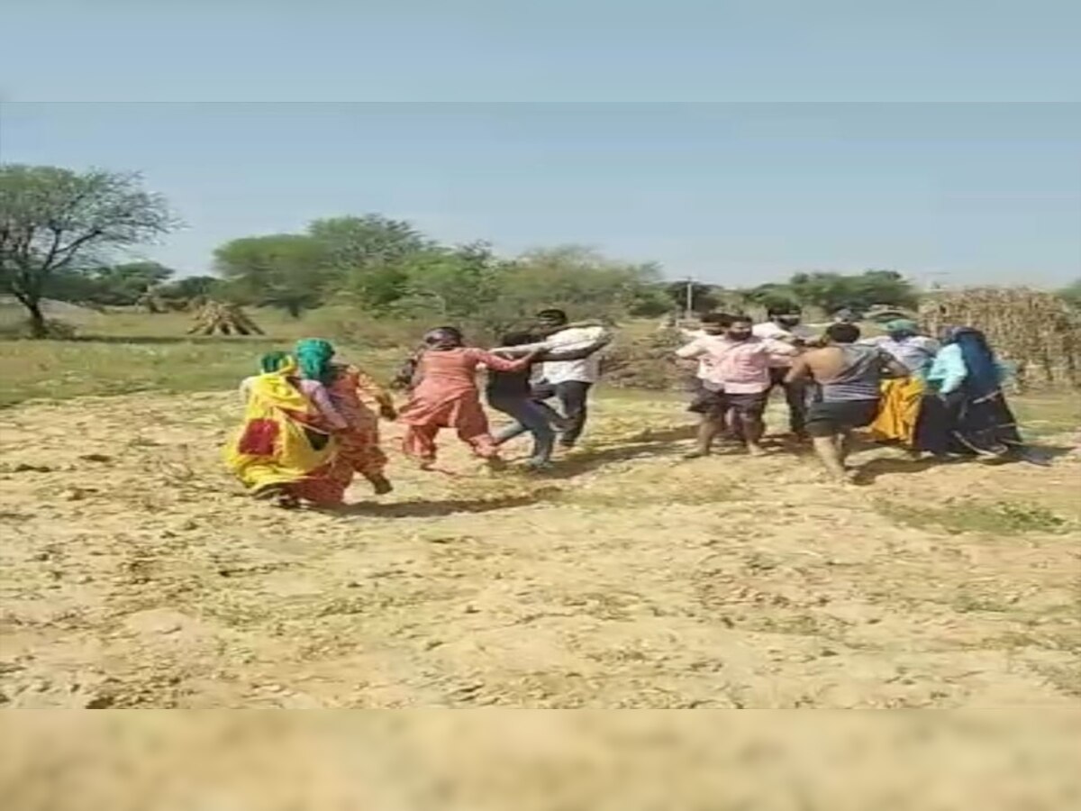बानसूर में खेत में लावणी करते हुए महिला-पुरुषों में चले लात-घूसे, वीडियो वायरल 