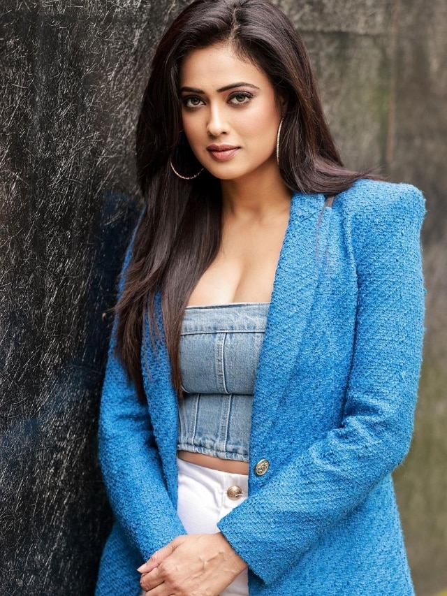 Shweta Tiwari showed her super bold look in short dress at age 42 see