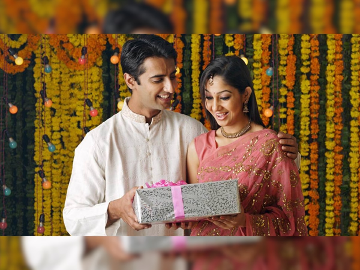 Karva Chauth 2022 Gift for Wife: करवा चौथ पर भूलकर भी गिफ्ट न दें ये 5 चीजें, खुश होने के बजाय रूठ सकती है जीवनसंगिनी 