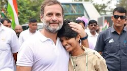 सुरक्षा घेरा तोड़कर राहुल गांधी के पास पहुंच गई लड़की और कर डाला ये हैरानी वाला काम