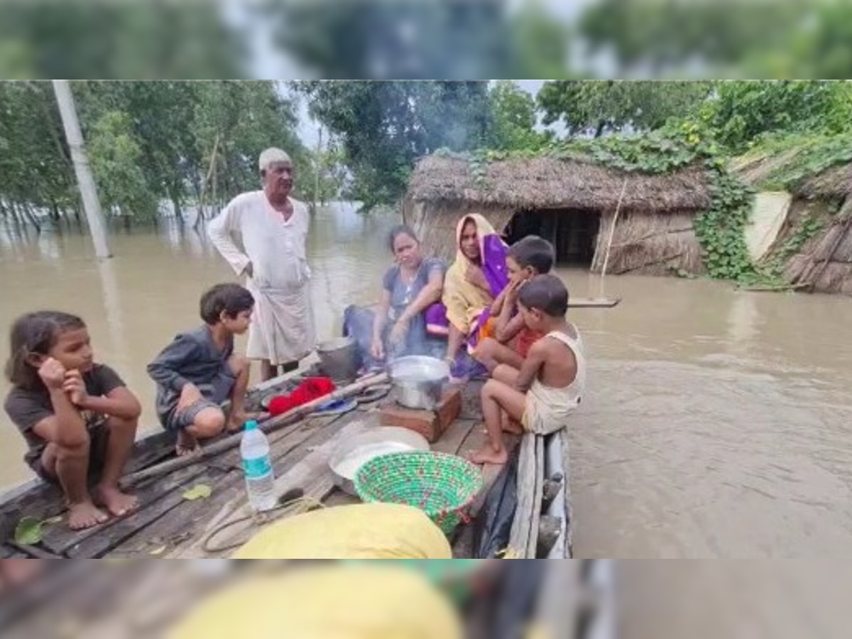 UP Flood: घाघरा नदी की जलप्रलय, अब तो नांव पर ही जल रहा बाढ़ पीड़ितों का चूल्हा, भूख से बिलबिला रहे बच्चे