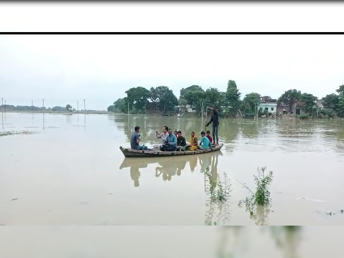 Flood in UP: गोरखपुर में खतरे के निशान के ऊपर बह रही राप्ती नदी, इन जिलों में भी पालयल को मजबूर लोग 