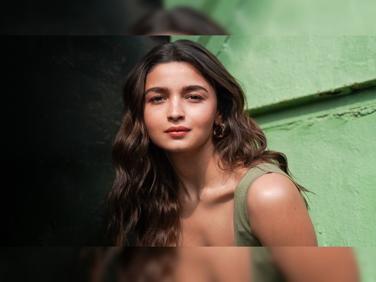 Alia Bhatt ने बालकनी में फ्लॉन्ट किया बेबी बंप; देखें तस्वीरें