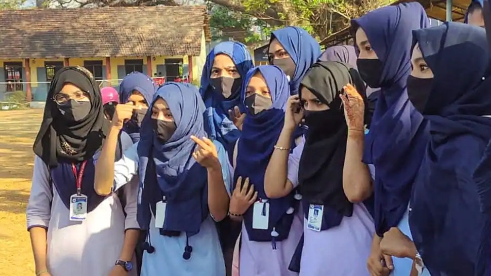 Karnataka Hijab Row: कर्नाटक के स्कूल-कॉलेजों में हिजाब चलेगा या कानून? SC का आज आएगा फैसला, राज्य में सुरक्षा के कड़े इंतजाम