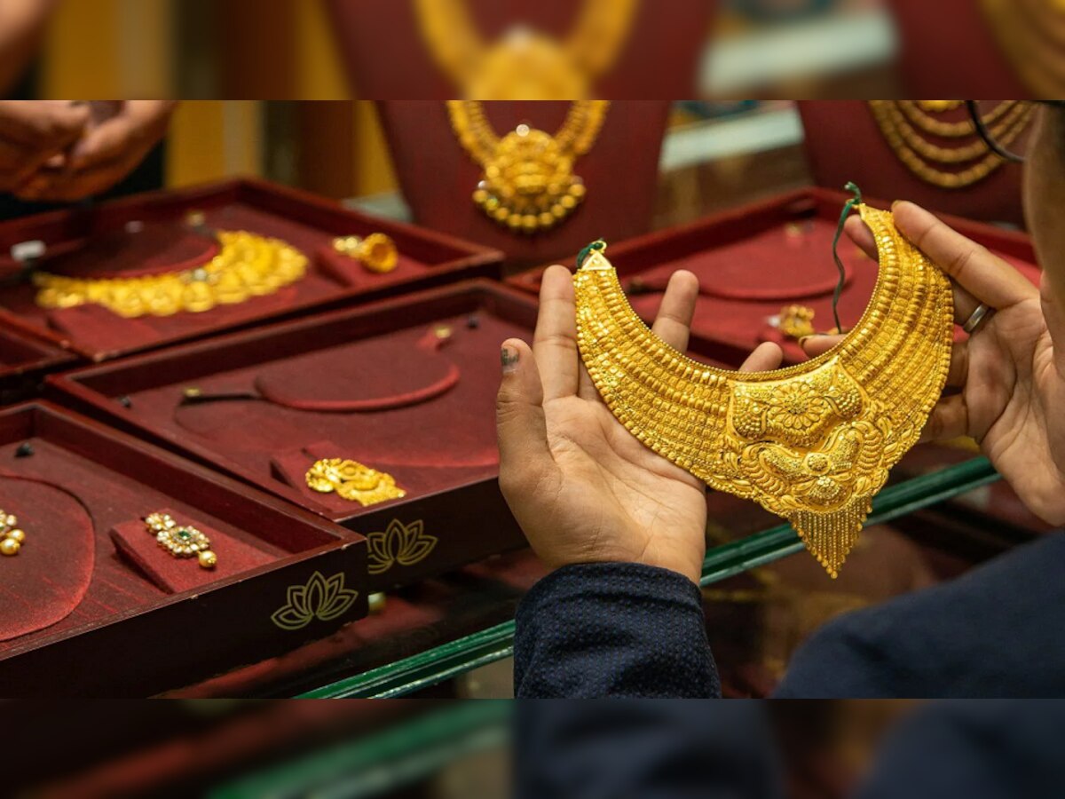 Gold Price Today: करवा चौथ के दिन पत्नी को दें विशेष उपहार, सस्ता हुआ सोना