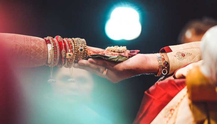 Karwa Chauth 2022: करवा चौथ पर कर लें ये 4 उपाय, पति-पत्नी के बीच बना रहेगा प्यार