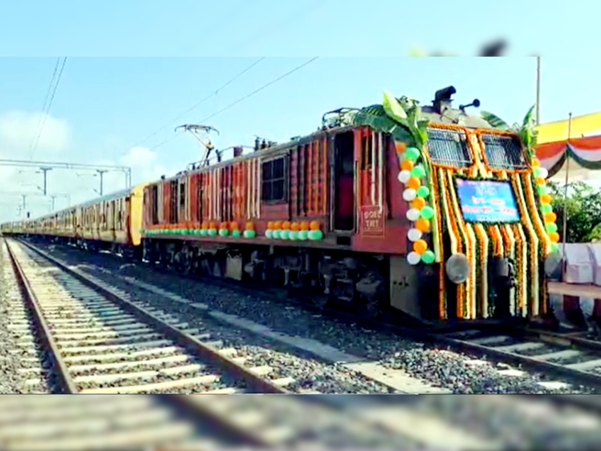 मंडला रेलवे स्‍टेशन से शुरू हुई ट्रेन. 