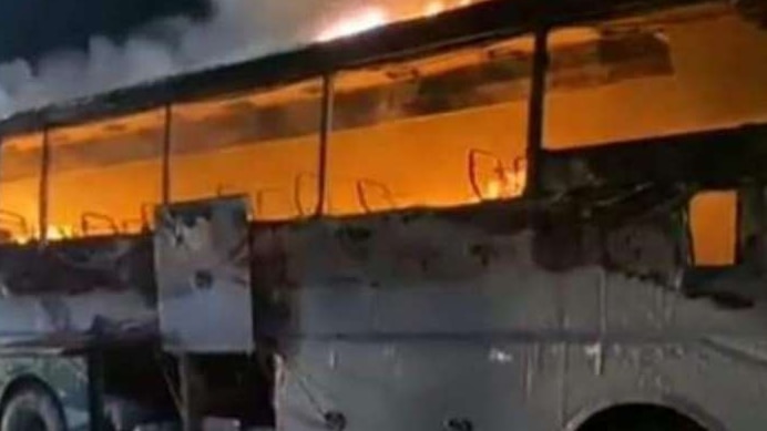 पाकिस्तान में आग का तांडव, बस में सवार 8 बच्चों समेत 18 लोगों की मौत