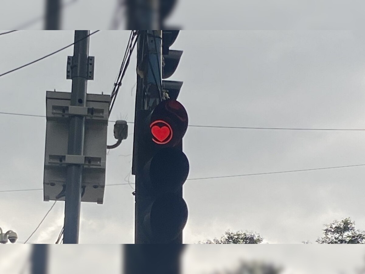 Traffic Light: देश के इस शहर में लगी दिल के शेप वाली ट्रैफिक लाइट, कारण है खास