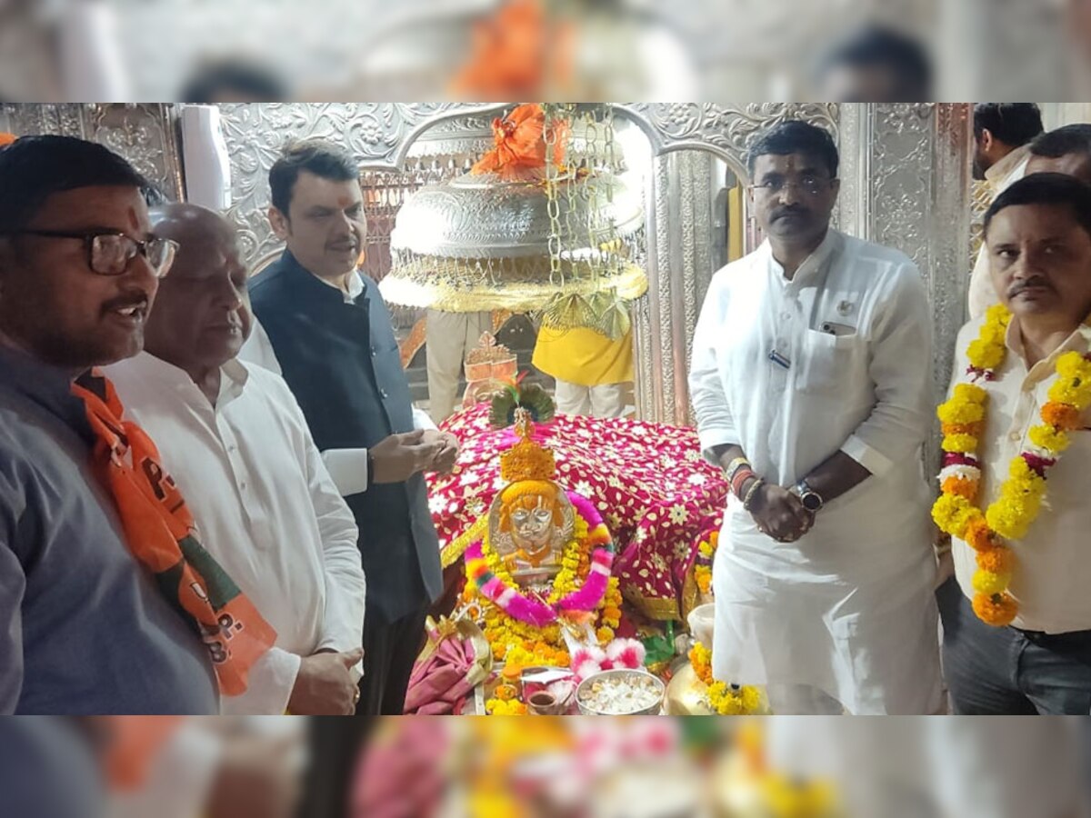 महाराष्ट्र के डिप्टी CM देवेन्द्र फड़नवीस ने बाबा रामदेव जी की समाधि के किए दर्शन