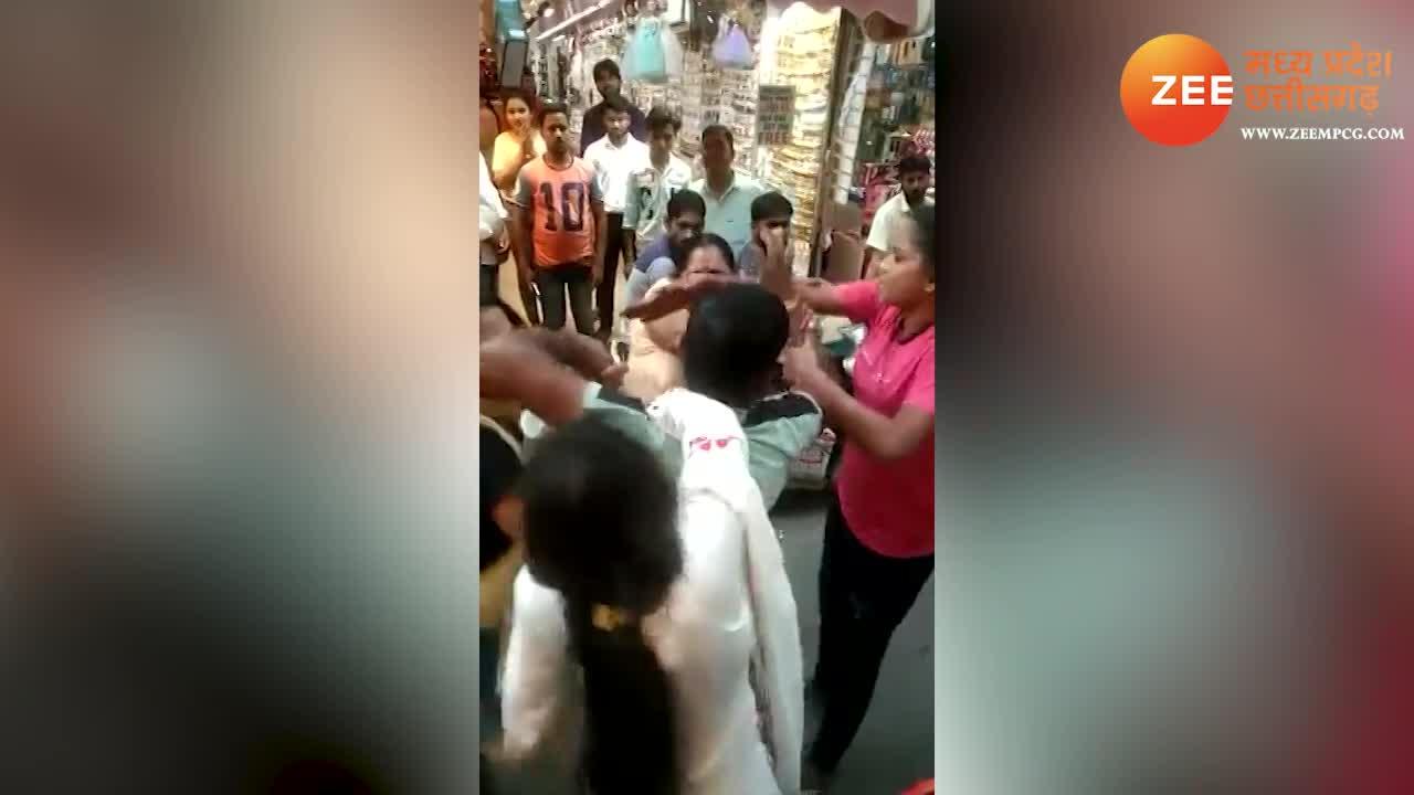 Wife Beat Up Husband In Girlfriend While Shopping On Karva Chauth Viral