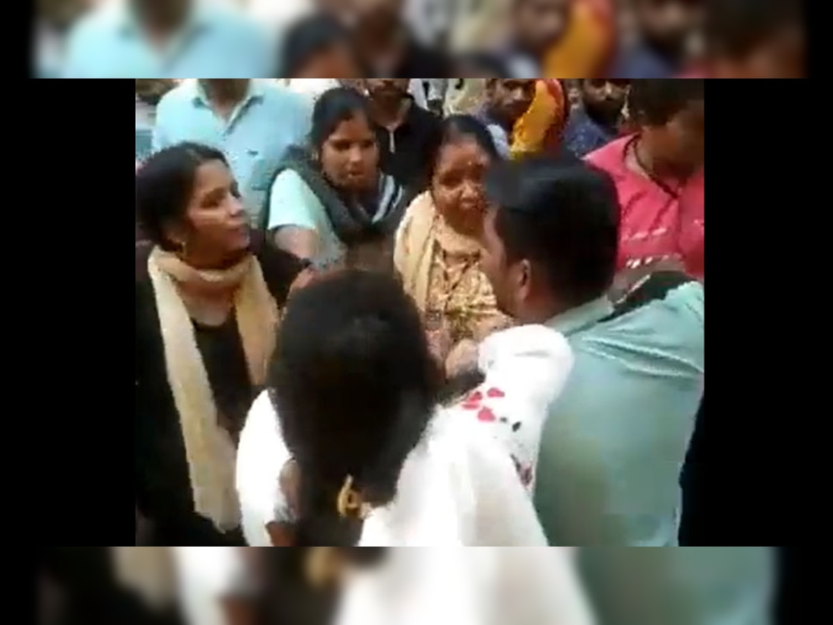 Trending Video: करवा चौथ पर मार्केट में गर्लफ्रेंड को शॉपिंग करवा रहा था पति, पत्नी ने देख लिया; फिर...