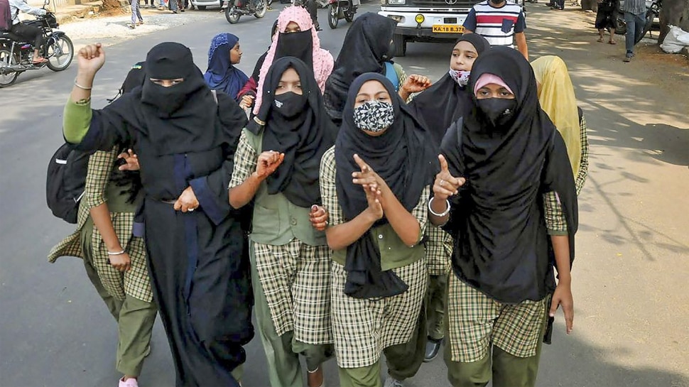 Karnataka Hijab Row: हिजाब बैन पर अब सामने आया मुस्लिम पर्सनल लॉ बोर्ड, कर्नाटक सरकार से की ये अपील