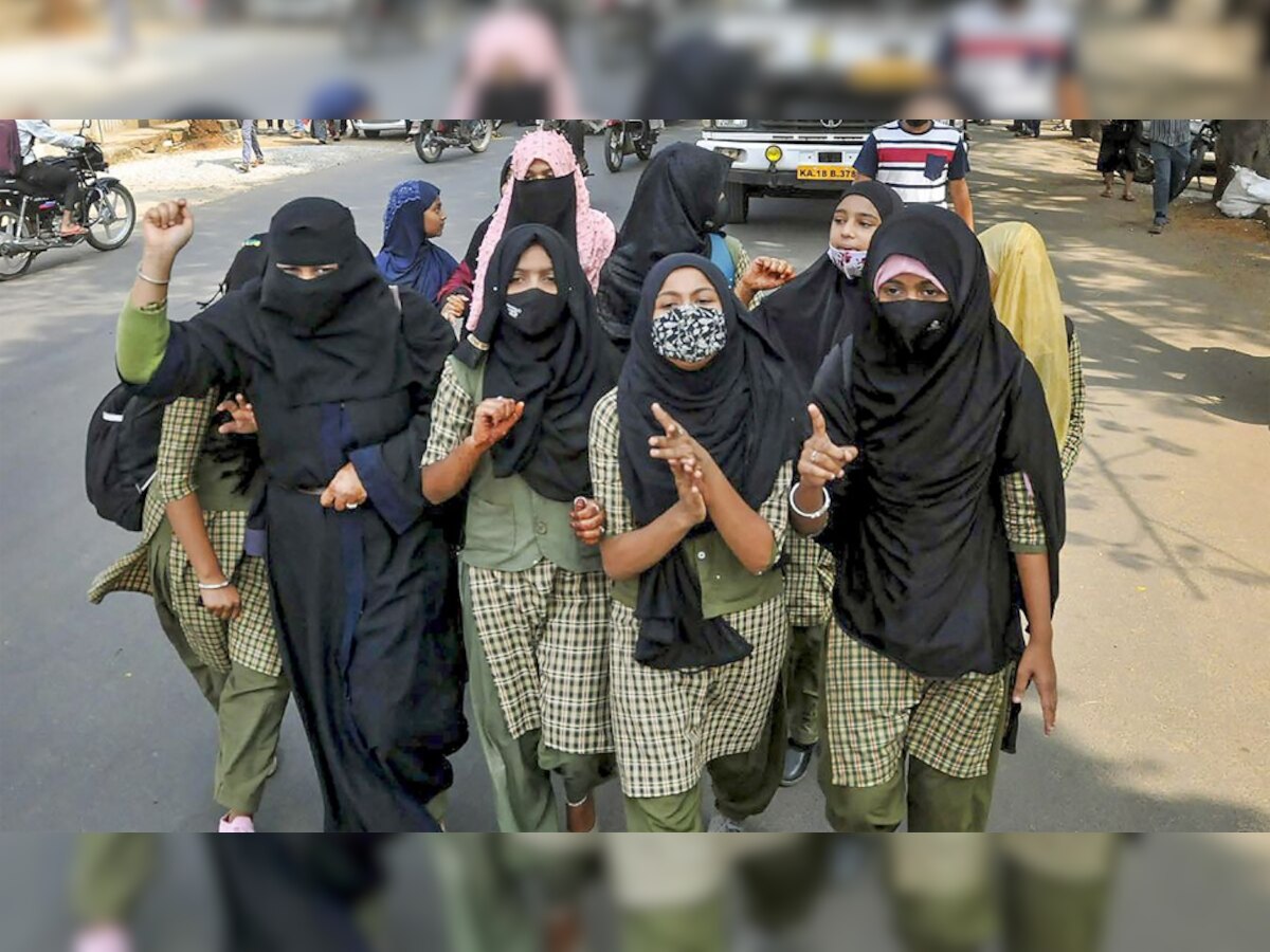 Karnataka Hijab Row: हिजाब बैन पर अब सामने आया मुस्लिम पर्सनल लॉ बोर्ड, कर्नाटक सरकार से की ये अपील