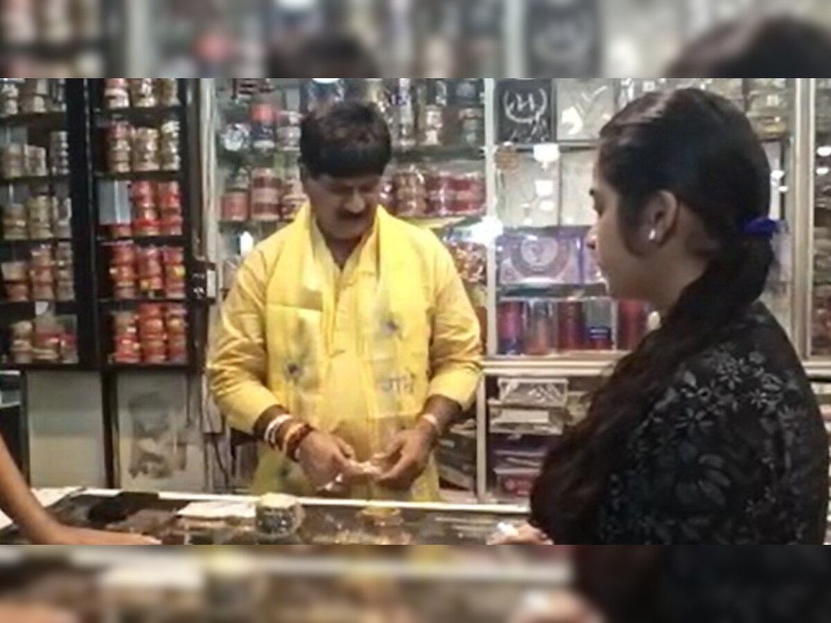 अलीगढ़: करवा चौथ पर चूड़ियां बेचते नजर आए भाजपा MLA,बोले- जनता की सेवा के साथ व्यापार पर भी देता हूं ध्यान