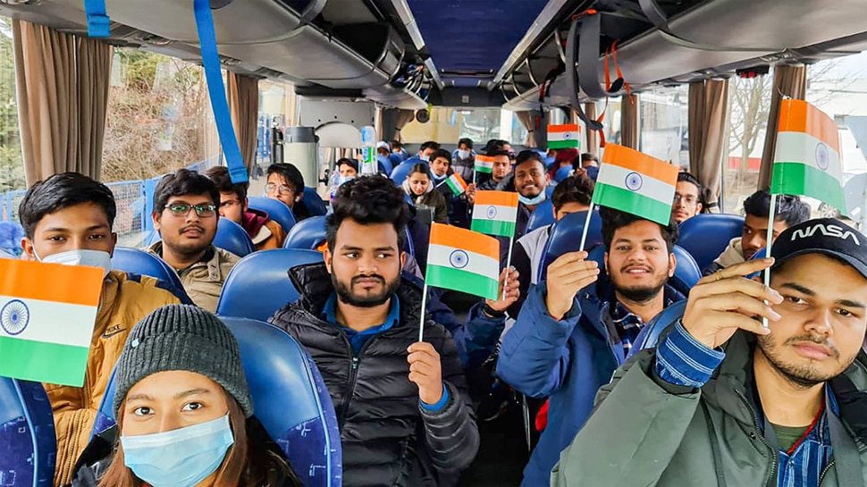 Ukraine युद्ध के बीच लौटे 2000 भारतीय छात्र कहां करेंगे पढ़ाई? इस देश ने दिया ऑफर