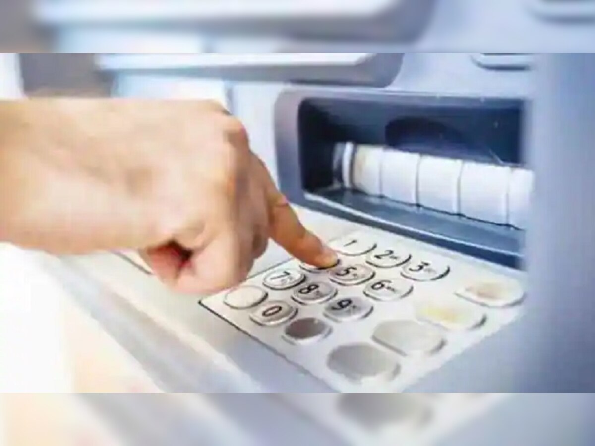 Double Money: अचानक इस ATM से निकलने लगा डबल पैसा, इतनी भीड़ लग गई कि पुलिस को आना पड़ा