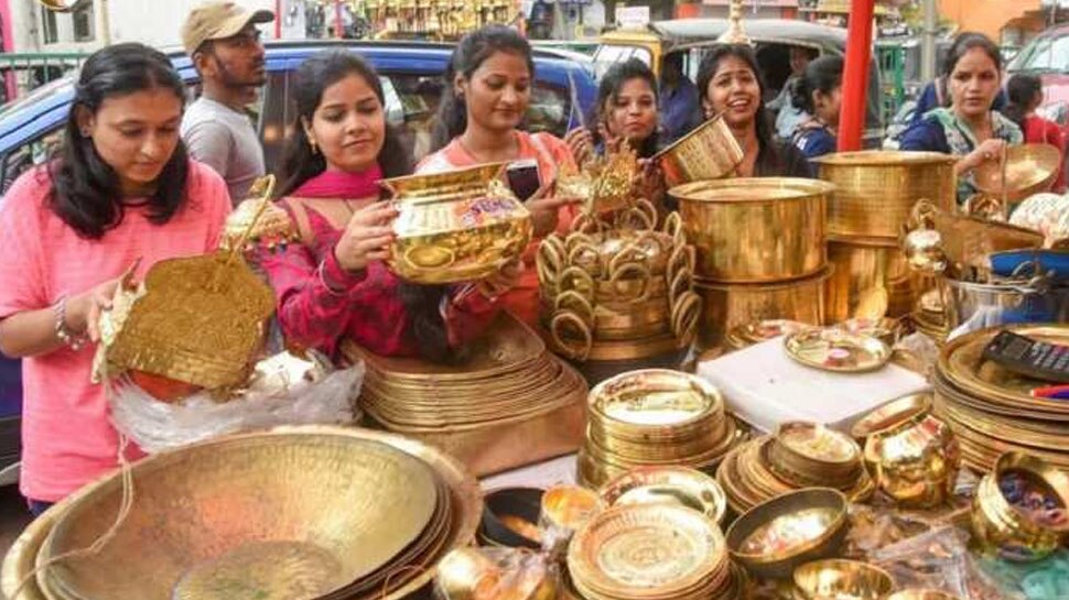 Dhanteras Shopping: धनतेरस पर इन 5 चीजों की भूलकर भी न करें खरीदारी, माना जाता है अशुभ; परिवार को झेलना पड़ता नुकसान