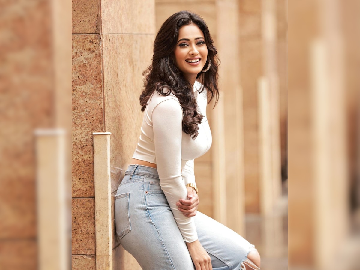 Shweta Tiwari in crop top and ripped jeans gets the girl-next-door look  right. All pics - India Today
