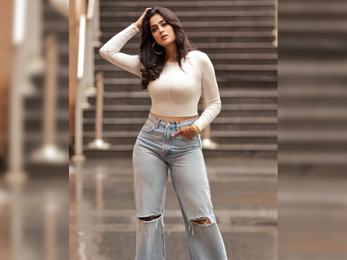 Shweta Tiwari Gave A Killer Pose In White Top And Tight Jeans See Her Hot Photos Skzs Photos