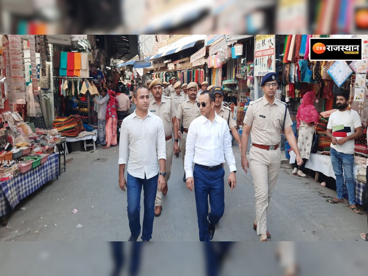 पुलिस ने निकाला फ्लैग मार्च