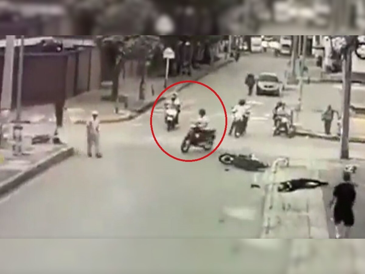 Accident: चौराहे पर दो बाइक में हुई दिल दहला देने वाली टक्कर और फिर..., देखें वायरल Video