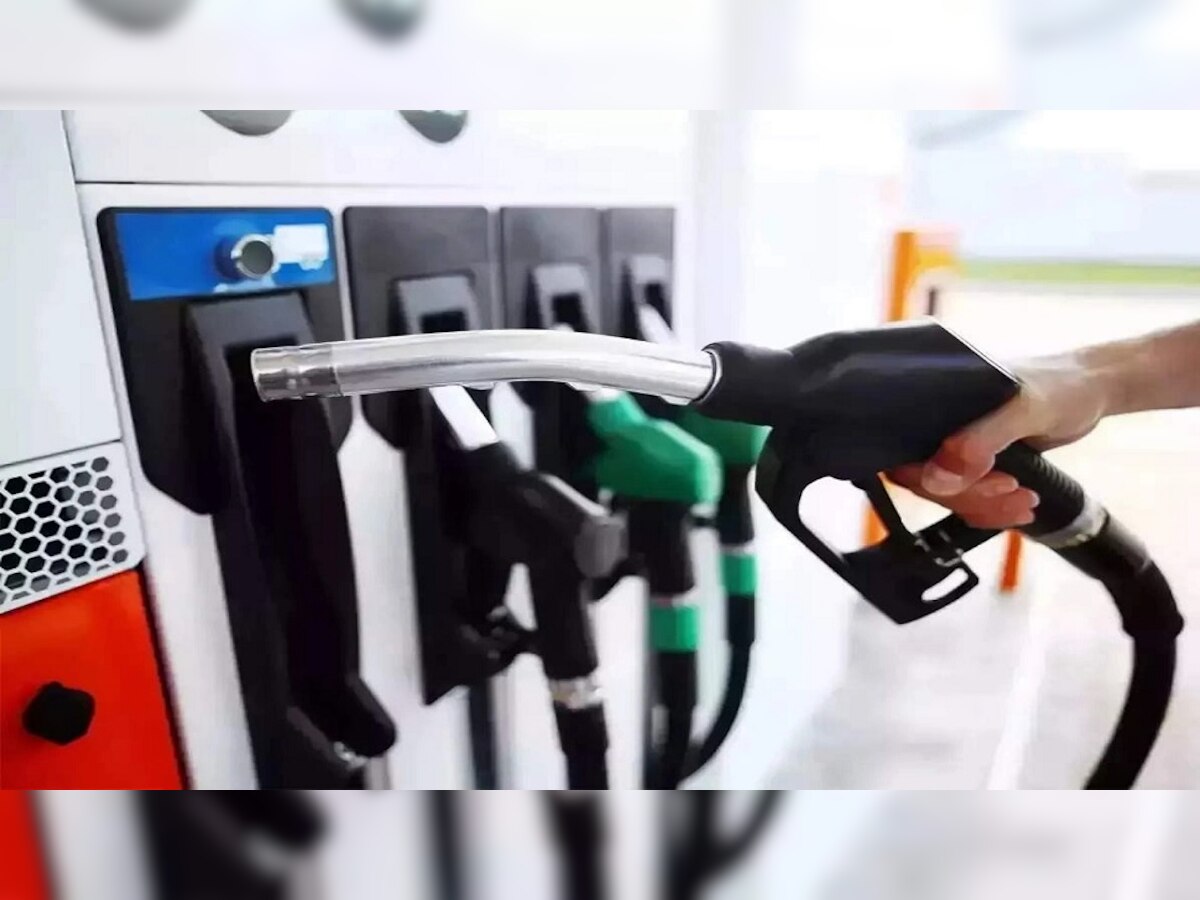 Petrol Diesel Price: आज ही गाड़ी की टंकी फुल कर लें लोग, जानें कितना सस्ता हुआ पेट्रोल, देखें दाम