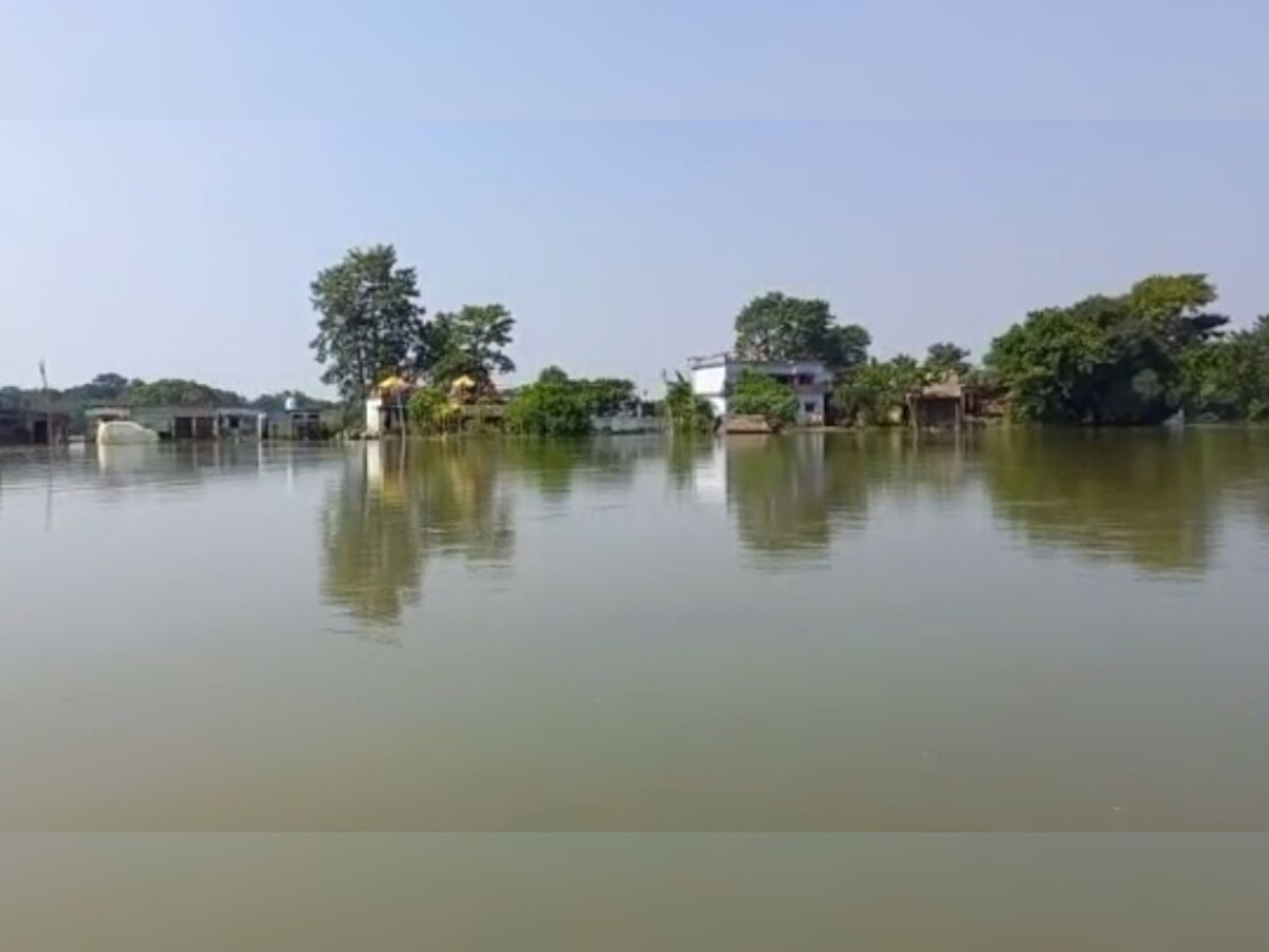Uttar Pradesh Flood: प्रदेश में कई जगह बाढ़ से हालात चिंताजनक, सामने आई प्रशासनिक लापरवाही