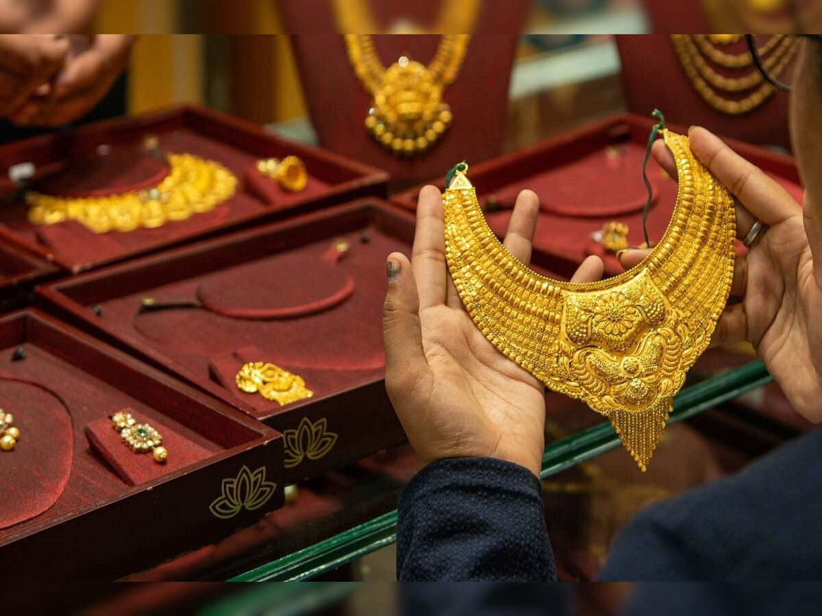 Gold Price: दिवाली से पहले सोना-चांदी हुआ सस्ता, कीमतों में आई ताबड़तोड़ गिरावट, फटाफट चेक करें रेट