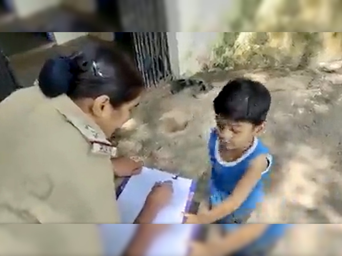 Viral Video: मम्मी की हरकतों से परेशान होकर 3 साल का बच्चा पहुंचा Police Station, बोला- जेल में डाल दो