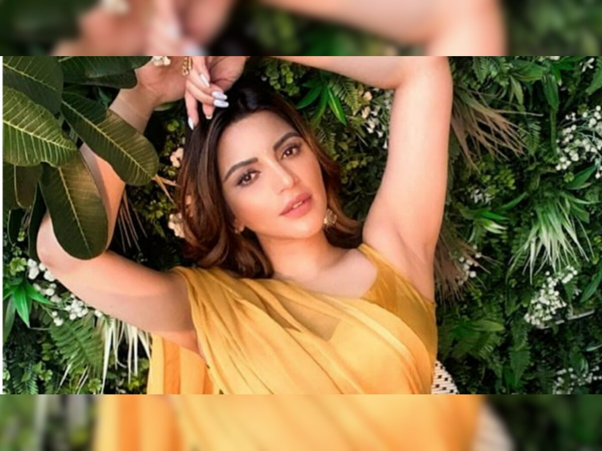 Shama Sikander Video: पीली साड़ी पहने शमा सिकंदर ने पानी में लगाई आग, सामने आया ऐसा वीडियो