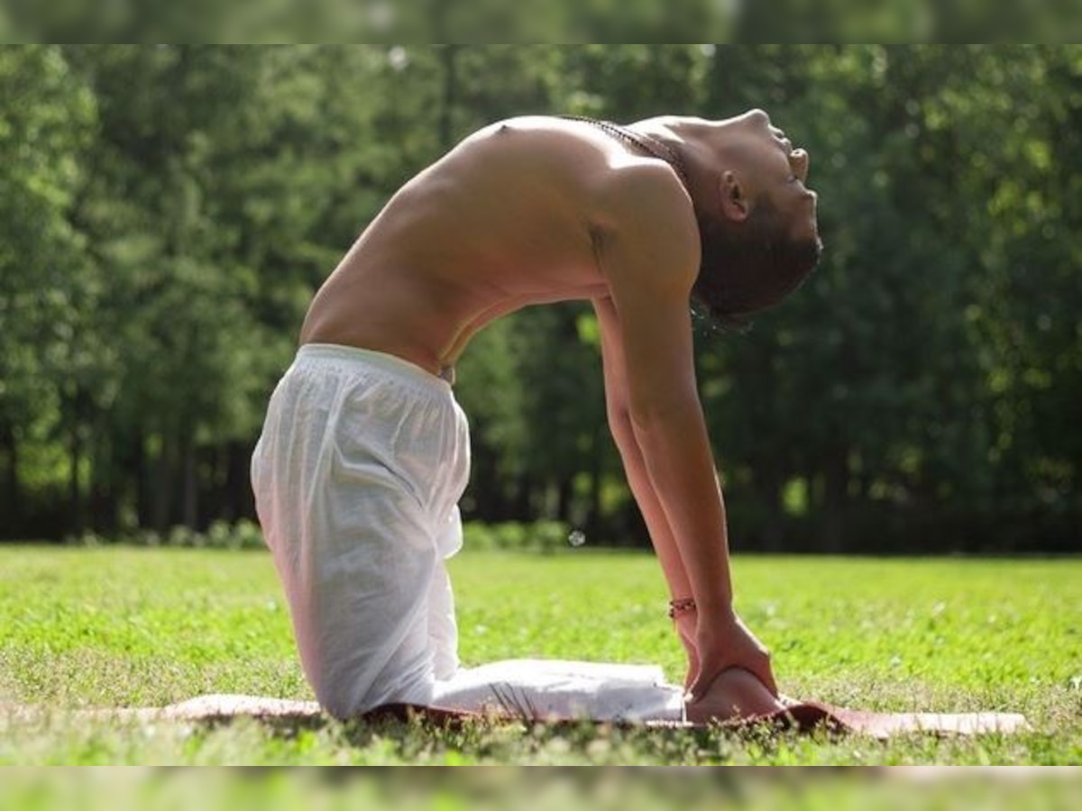 Camel Pose or Ushtrasana: डेस्क जॉब में होने लगा है कमर-पीठ में दर्द तो ऊंट की तरह करें व्यायाम, ये है तरीका