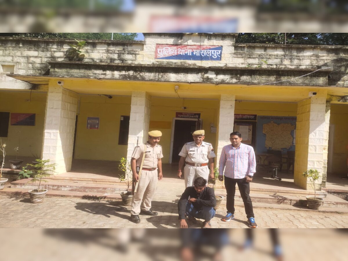 पुलिस की गिरफ्त में इनामी बदमाश